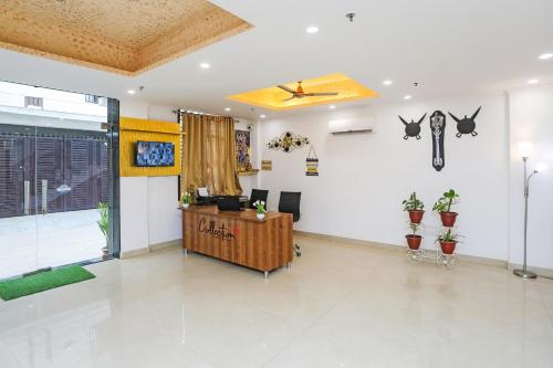 新德里Collection O Hotel Residency Near Dwarka Sector 21 Metro Station的墙上有桌子和盆栽的办公室