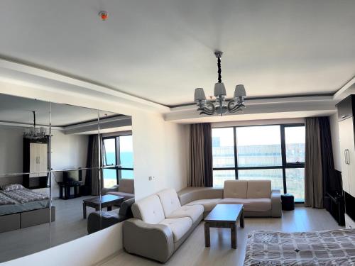 巴统Angel Apartment in Porta Batumi的客厅配有沙发和桌子