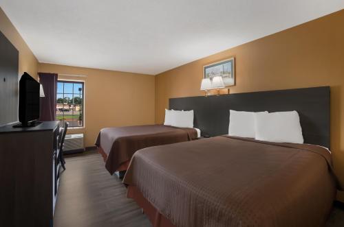 艾伦镇Econo Lodge的酒店客房设有两张床和一台平面电视。
