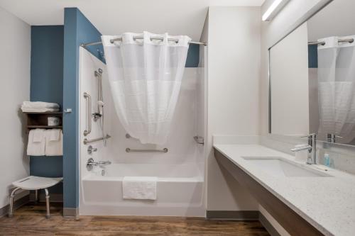 默里迪恩WoodSpring Suites Meridian的带淋浴和盥洗盆的浴室