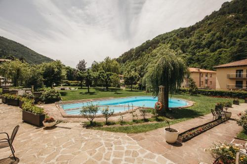 里贝斯的弗里瑟加泰罗尼亚公园酒店的山地庭院中的游泳池