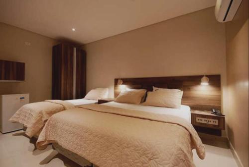 瓜鲁柳斯Guess Hotel & Motel的酒店客房,卧室内设有两张床