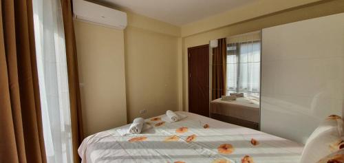 切尔诺莫雷茨Luxury Apartments Ekaterina的一间卧室,床上放着鲜花