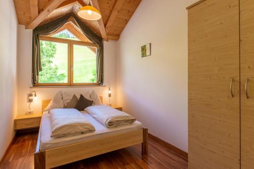 拉伊翁Solerhof的一间卧室设有一张带窗户和窗户的床。