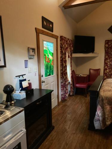 尤里卡斯普林斯All Seasons Treehouse Village的酒店客房配有一张床、一张书桌和一间厨房。