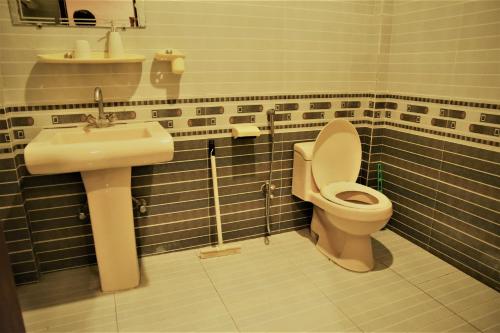 阿伯塔巴德Republika by Summit Resorts的一间带卫生间和水槽的浴室