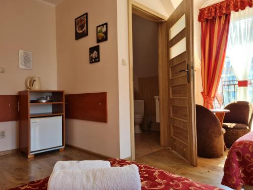 尤斯托尼莫斯基VILLA DAIRA的一间设有一张床的房间和一间带门的房间