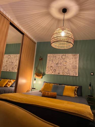 格朗维尔Chez Béa的一间卧室设有一张床和大型天花板
