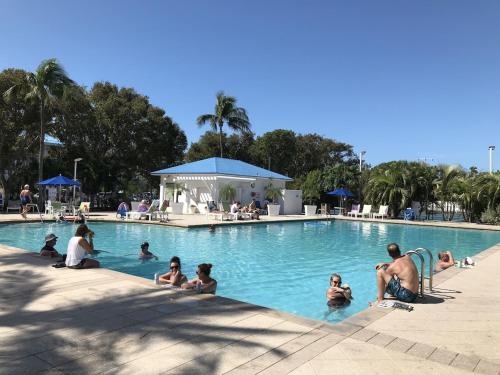 塔维涅Tropical Daze Oceanfront Paradise的一群人坐在游泳池里