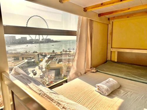 迪拜York Backpackers - Jumeirah Beach的客房设有一张床和一个美景窗户。