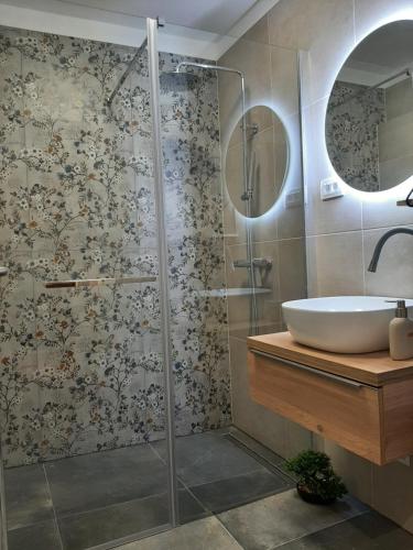 里耶卡QR Apartment for Family, Couples, and Friends stay in Rijeka的一间带玻璃淋浴间和水槽的浴室
