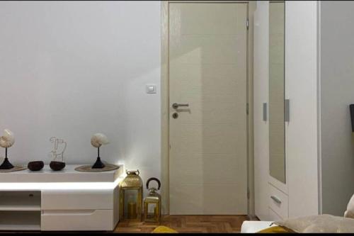 巴尔Stella的一间带玻璃淋浴间和白色门的浴室