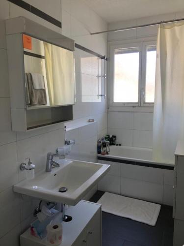 苏黎世Ein Zimmer in einer 2-Zimmer-Wohnung im Zentrum的白色的浴室设有水槽和浴缸。