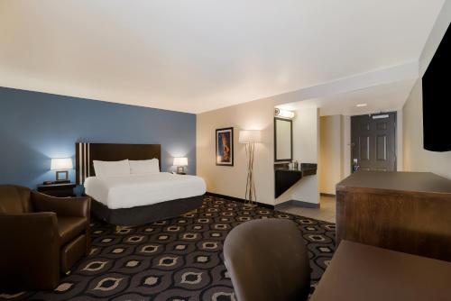 中心城Grand Z Hotel Casino by Red Lion Hotels的配有一张床和一张书桌的酒店客房