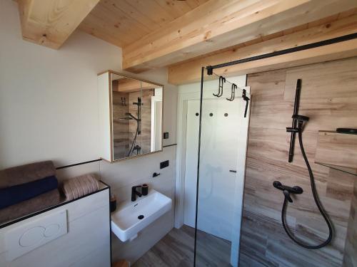 克查赫Alpensuss的带淋浴和盥洗盆的浴室