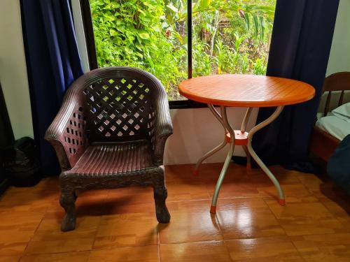 德雷克Osa Corcovado Lodge的桌子和窗户旁的椅子