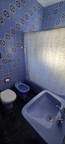 门多萨Casa Candelina的蓝色的浴室设有卫生间和水槽