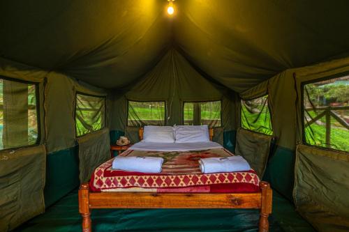 卡巴莱Bunyonyi Overland Resort的帐篷中间的一张床