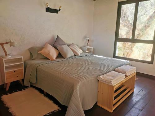 图努扬Complejo Nogales的一间卧室设有一张大床和一个窗户。