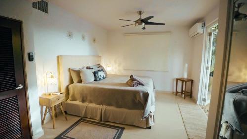 圣胡安Relaxing Oasis with Pool heater and Cabana的一间卧室配有一张床和吊扇