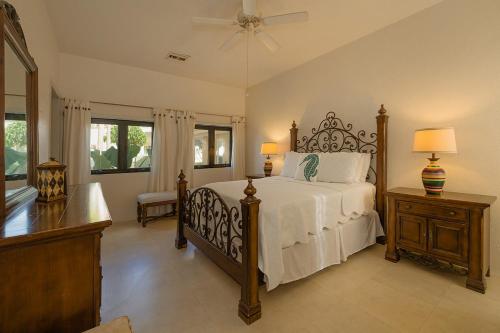 科苏梅尔The Queen of Cozumel Beach House -Luxury Beachfront Villa- MILLION DOLLARS VIEW的一间卧室配有一张带白色床单的大床和风扇