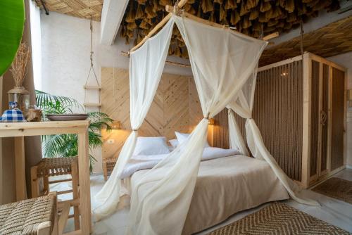 贝鲁特Biophilia Luxury Lofts的一间卧室配有一张带蚊帐的床
