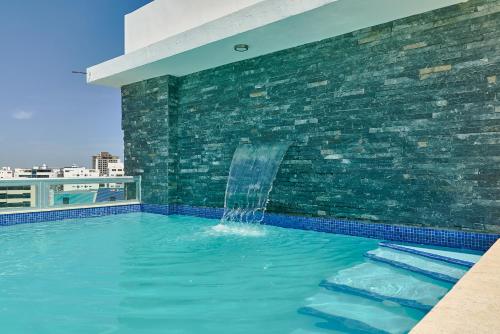 圣多明各Central Suites Tower的一座带喷泉的游泳池