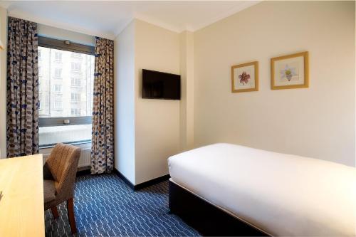 伦敦Royal National Hotel的酒店客房设有床和窗户。