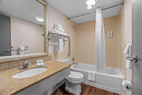 布卢明顿Quality Inn & Suites Mall of America - MSP Airport的浴室配有盥洗盆、卫生间和浴缸。