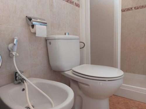 圣巴托洛梅Bungalow Playa del Ingles的浴室配有白色卫生间和盥洗盆。
