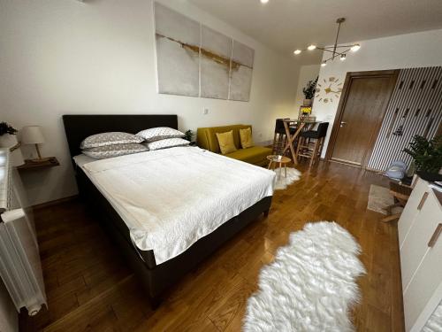 帕利克Apartman Katarina的一间卧室设有一张床和一间客厅。