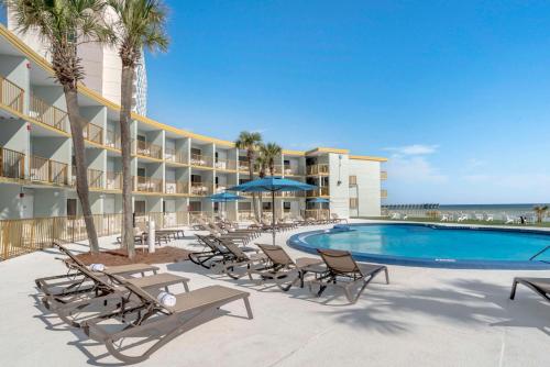 巴拿马城海滩海边城堡汽车旅馆的一个带躺椅的游泳池,一个度假胜地