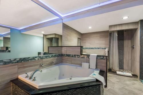 费城Rodeway Inn的客房内的浴室设有大浴缸