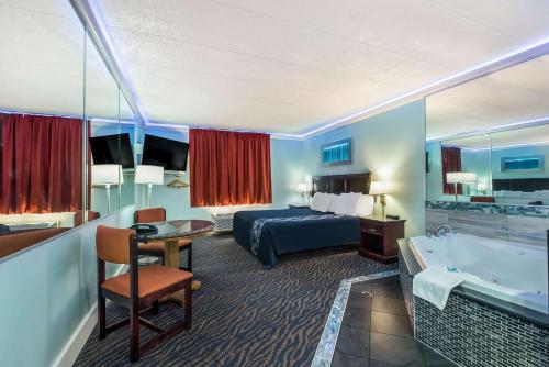 费城Rodeway Inn的酒店客房配有一张床和浴缸。