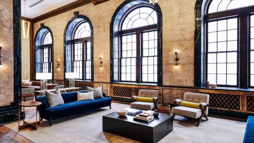 纳什维尔Noelle的客厅设有蓝色的沙发、椅子和窗户