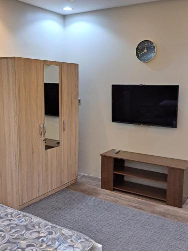 塔诺马استوديو ريفي تنومه的卧室配有壁挂式平面电视。