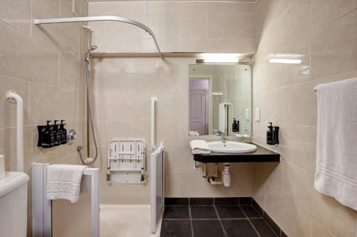 伦敦Bedford Hotel的一间带水槽和淋浴的浴室