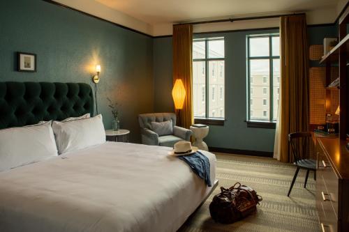 查尔斯顿Hotel Emeline的酒店客房带一张大床和一把椅子