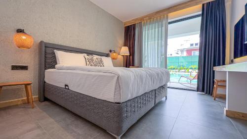 费特希耶S-Cape Hotel Fethiye的一间卧室设有一张床和一个大窗户
