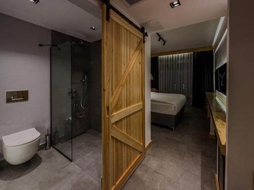 费特希耶S-Cape Hotel Fethiye的带淋浴和卫生间的浴室以及1张床。