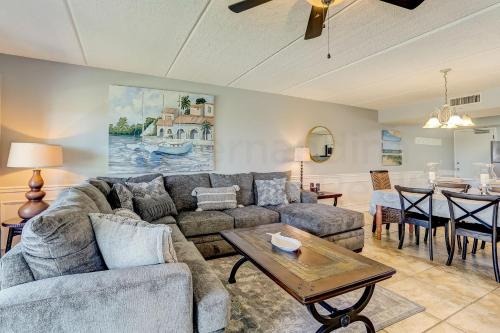 阿米莉亚岛Steps to Oceanside Condo的客厅配有沙发和桌子