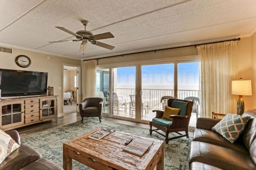 阿米莉亚岛Oceanview Upper Unit Condo的带沙发和电视的客厅