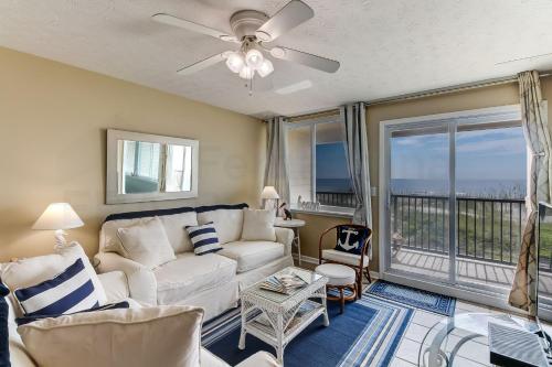 费南迪纳比奇珊瑚沙公寓 #102的一间带白色沙发的客厅和一个阳台