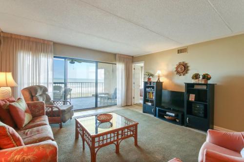 费南迪纳比奇Atlantis Oceanfront Condo的带沙发和咖啡桌的客厅
