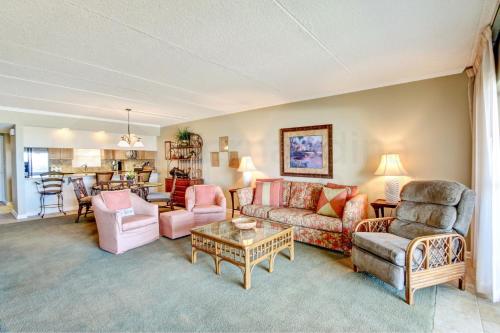 费南迪纳比奇Atlantis Oceanfront Condo的客厅配有沙发、椅子和桌子