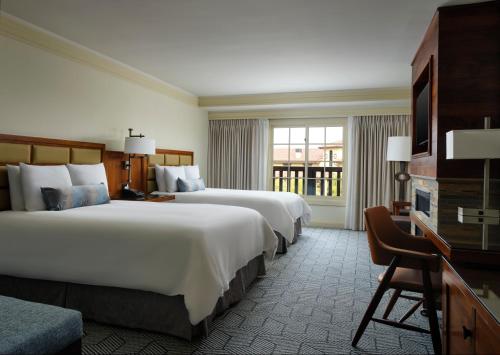 蒙特雷阿夫雷戈酒店的酒店客房设有两张床和电视。
