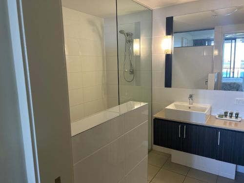 卡伦德拉Exclusive Apartment with Ocean Views的白色的浴室设有水槽和淋浴。