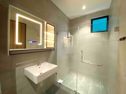 古晋Armadale Residence 3R3B Gala City Airport的一间带水槽、镜子和淋浴的浴室