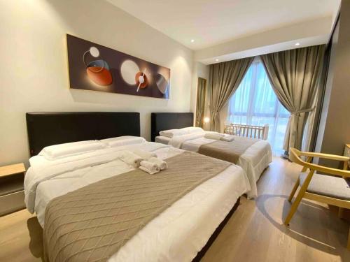 古晋Armadale Residence 3R3B Gala City Airport的酒店客房设有两张床和窗户。