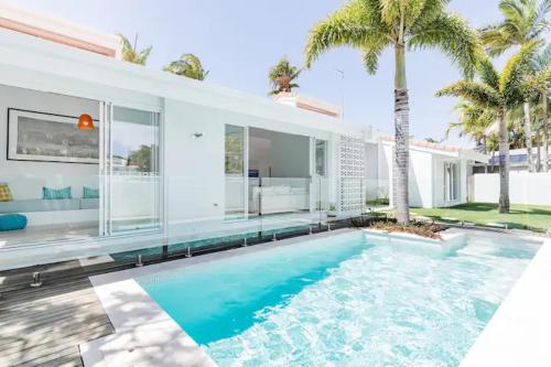 努萨角Poinciana House—Luxury Noosa Retreat close to Beach的房屋前的大型游泳池